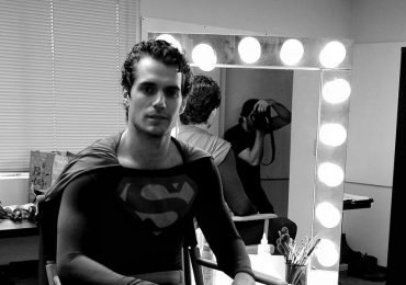 Henry Cavill con el traje de Superman de Christopher Reeve