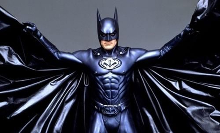 Joel Schumacher exculpa al Batman de George Clooney