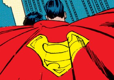 ¿Cuándo se agregó el logotipo de Superman a su capa?