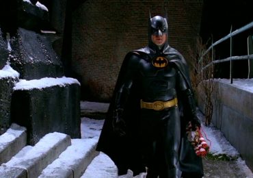 Arte conceptual de Crisis on Infinite Earths con Michael Keaton como Batman