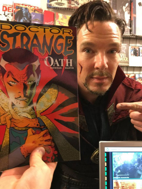 Video de Benedict Cumberbatch como Doctor Strange en una tienda de cómics