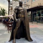 DC y la ciudad de Burbank develan una estatua colosal de Batman