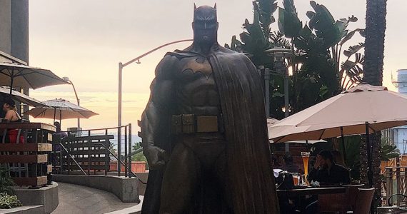 DC y la ciudad de Burbank develan una estatua colosal de Batman