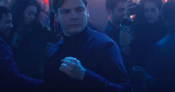 Daniel Brühl devela los secretos detrás de la escena de baile del Barón Zemo