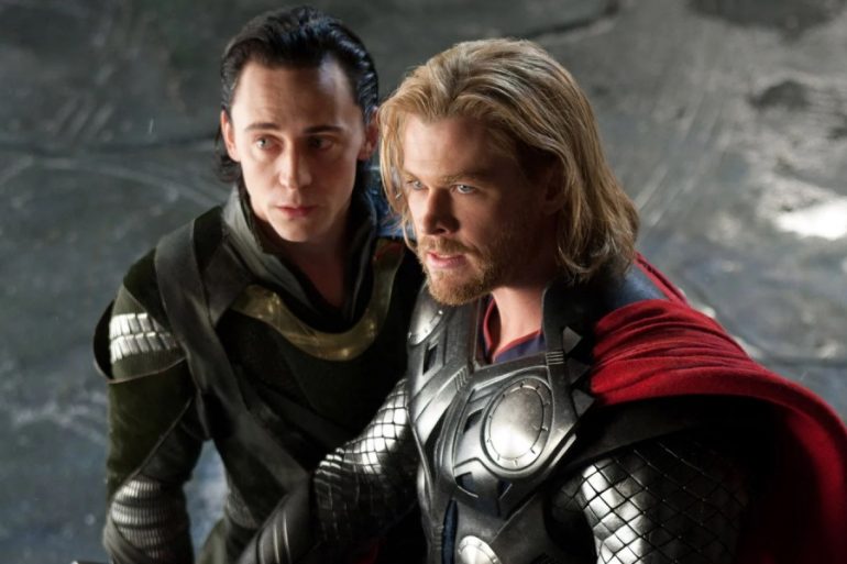 Chris Hemsworth festeja 10 años de Thor con foto inédita de dos “desconocidos”