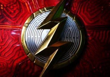 Primer vistazo al logotipo del traje de Ezra Miller en The Flash