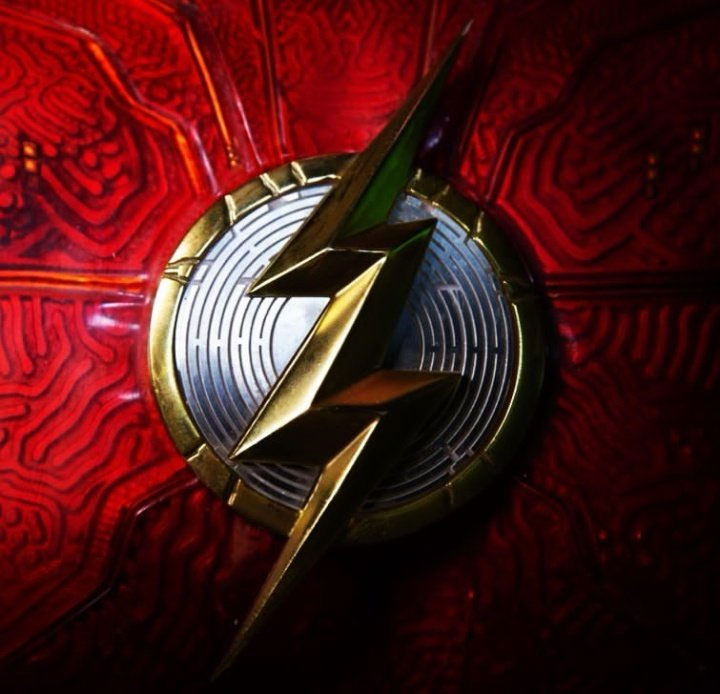 The Flash: su director muestra el escudo de Batman de Michael Keaton intervenido