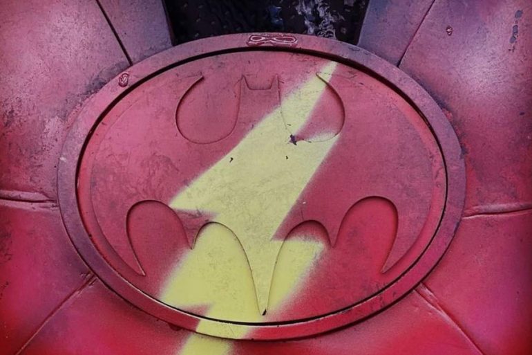 The Flash: su director muestra el escudo de Batman de Michael Keaton intervenido