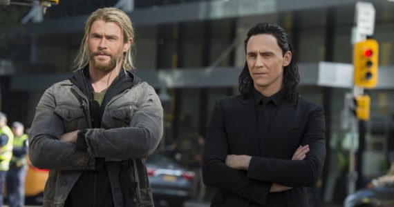 Tom Hiddleston explica como fue que Chris Hemsworth consiguió ser Thor