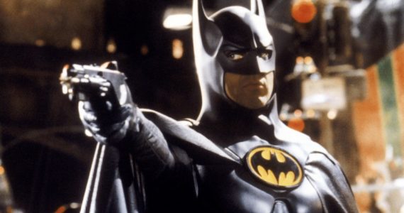 Michael Keaton presume su traje de Batman en el set de Batgirl