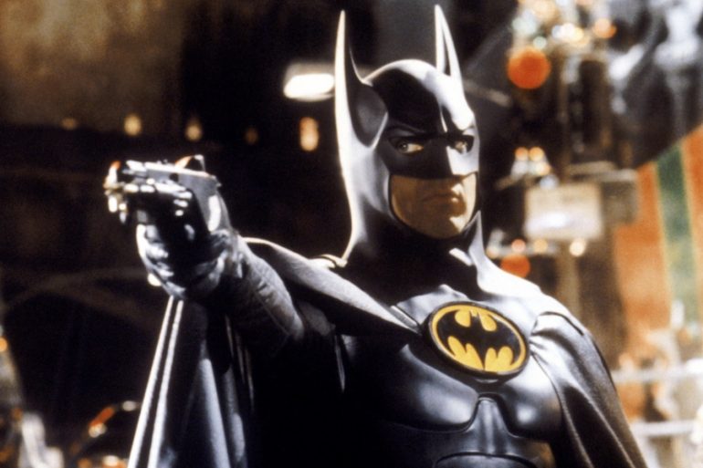 Michael Keaton presume su traje de Batman en el set de Batgirl