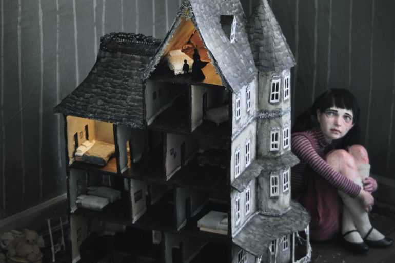 The Dollhouse Family: El hogar es donde está el horror