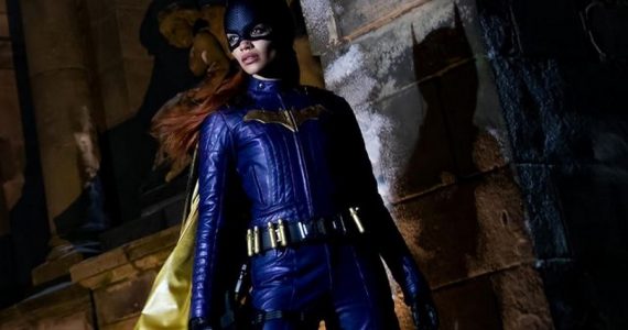 Así luce Leslie Grace en un traje clásico de Batgirl, de acuerdo a un fan art